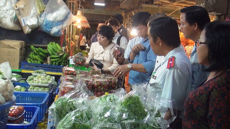 Kiểm tra vệ sinh an toàn thực phẩm chợ đầu mối nông sản còn nhiều khó khăn