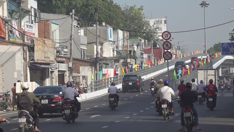 Cầu vượt nút giao Nguyễn Kiệm thông xe toàn tuyến