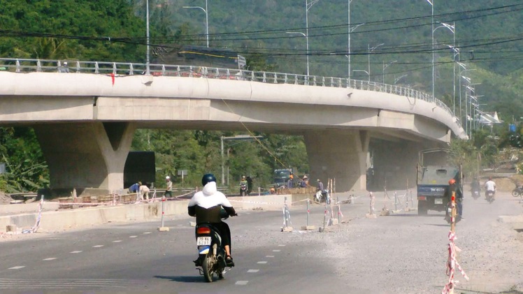 Thông xe 2 cầu vượt gần 300 tỉ đồng ở Khánh Hòa