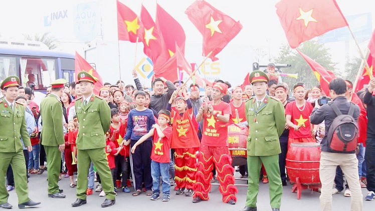 Người hâm mộ mang cờ, hoa, bánh chưng đón đội tuyển Việt Nam về nước