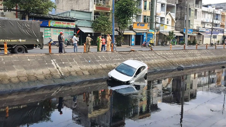 Ô tô lao xuống kênh, tài xế may mắn thoát chết