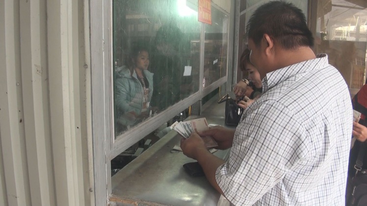 Người  Việt ở Lào “bấm bụng” mua vé về quê ăn Tết