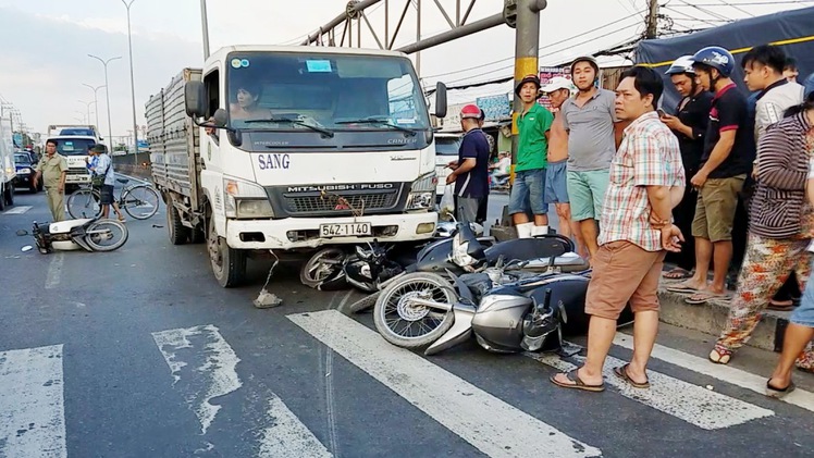 Xe tải lại tông hàng loạt xe máy giữa giao lộ, nhiều người bị thương