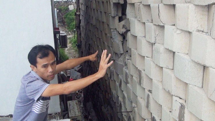 Tường thành khổng lồ ở Nha Trang đổ sập, 18 hộ dân phải đi tránh nạn