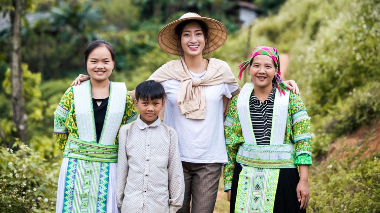 Giải trí 24h: Hoa hậu Lương Thùy Linh quyết tâm thực hiện dự án đắp đường cho bà con xóm nghèo