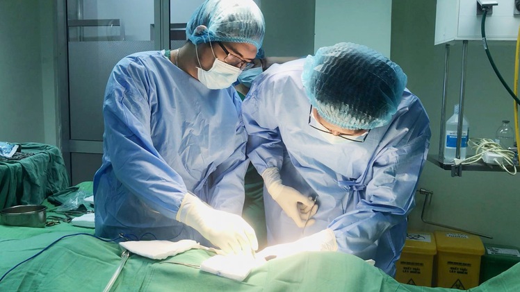 Phẫu thuật cấp cứu 2 bệnh nhân bị vỡ túi phình động mạch chủ bụng