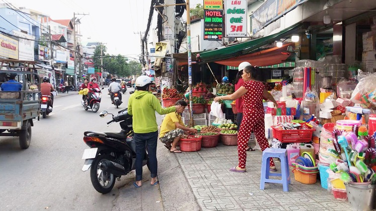 Khốn khổ vì chợ tự phát tràn xuống vỉa hè