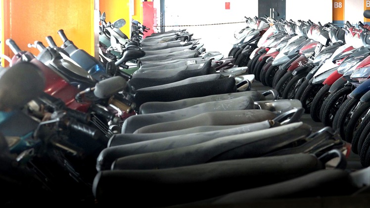 Hàng trăm xe máy “nằm vạ” nhiều năm ở bãi xe sân bay Tân Sơn Nhất