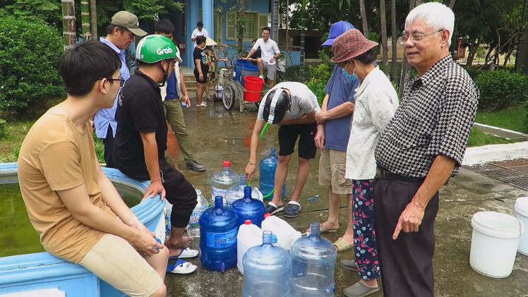 Người dân Hà Nội khổ sở đi xin từng lít nước sạch