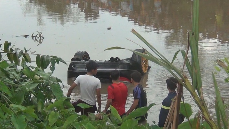 Trục vớt xe Mercedes rớt xuống kênh, đưa thi thể 3 nạn nhân ra ngoài