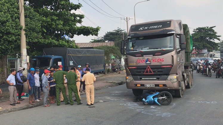 Xe container kéo lê xe máy, 3 người thương vong