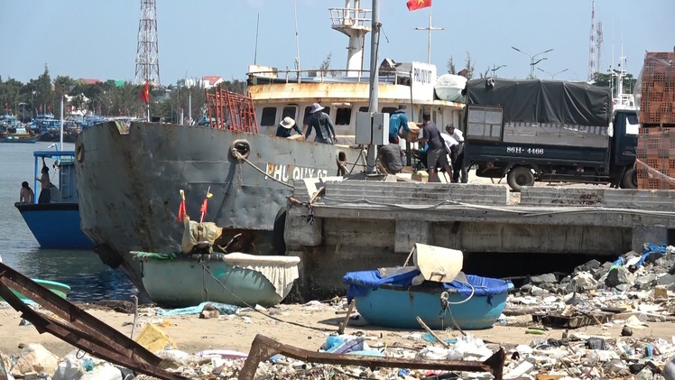 Cảng Phan Thiết bị bồi lấp khiến tàu thuyền ra vào khó khăn