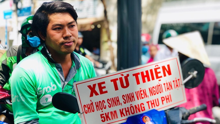 Bị gọi là “thằng hâm” vì chạy xe ôm miễn phí dưới 5km