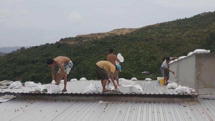 Dân xóm núi ở Nha Trang gia cố nhà cửa đón bão số 5