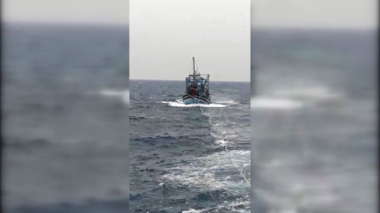 Lai dắt tàu cá cùng ngư dân gặp nạn trong vùng bão số 5
