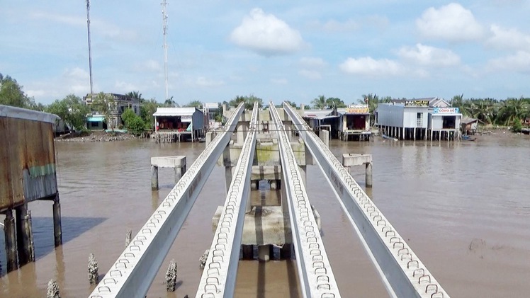 Cầu ngưng thi công, học sinh đến trường phải lụy đò