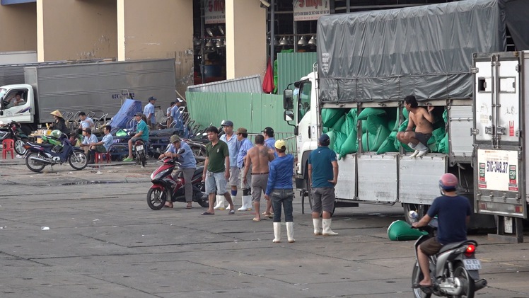 Giảm túi nilong, rác thải nhựa tại các chợ đầu mối