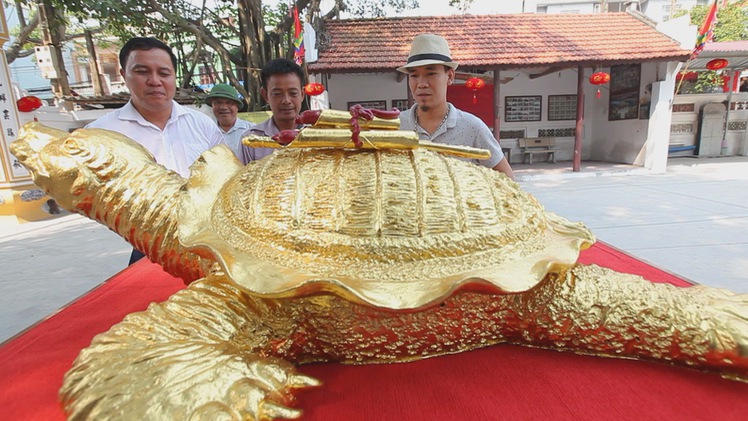 Độc đáo với cụ rùa hồ Gươm mạ vàng 9999 của nghệ nhân làng gốm