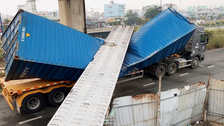Xe container va vào công trình cầu bộ hành trên xa lộ Hà Nội