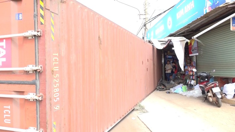 Container rơi xuống đường, 1 người chết, 2 người bị thương