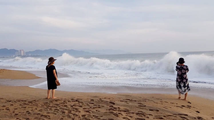 Biển Nha Trang sóng đánh ầm ầm, nhiều người vẫn bơi liều và chụp ảnh selfie