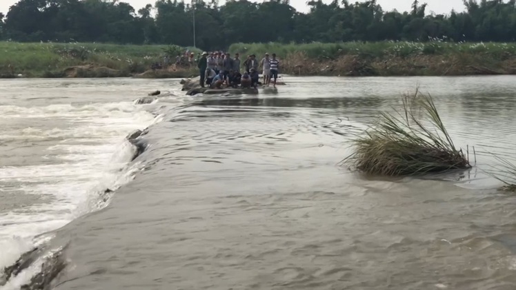 Chính quyền cấm đò, một phụ nữ liều mình lội sông bị chết đuối