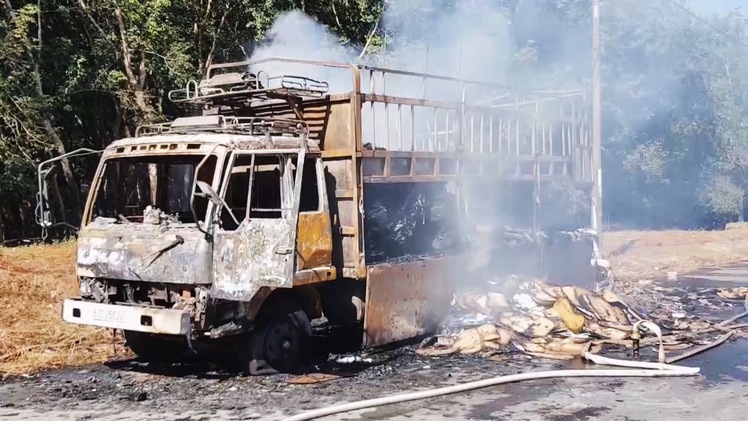 Xe tải bị lửa thiêu rụi khi đang chạy trên đường