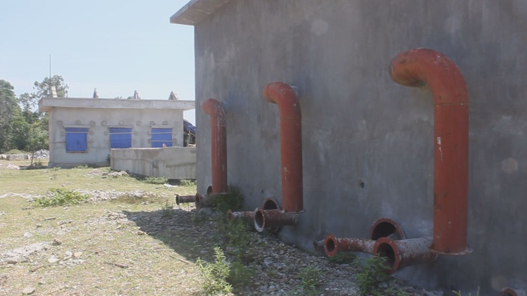 Nhà máy nước chậm tiến độ, hàng ngàn người dân miền núi ‘khát’ nước sạch