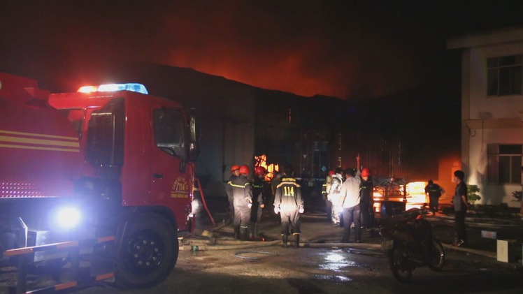 Cháy lớn ở Công ty sản xuất mica rộng cả ngàn mét vuông