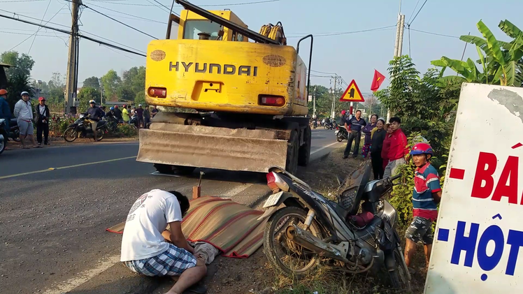 Video: Xe múc đất cán xe bán vé số, 1 người chết