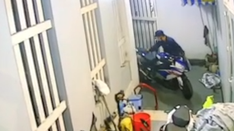 Video: Trộm đột nhập vào nhà lấy chiếc mô tô gần 1 tỷ đồng