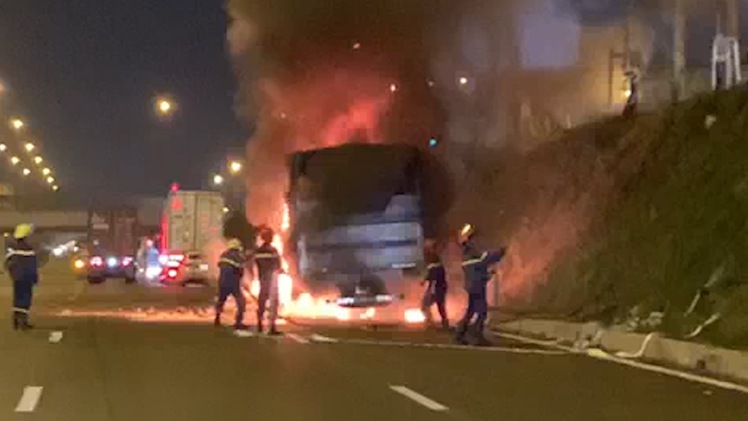 Video: Xe tải chở trái cây cháy ngùn ngụt trong hầm chui xa lộ Hà Nội