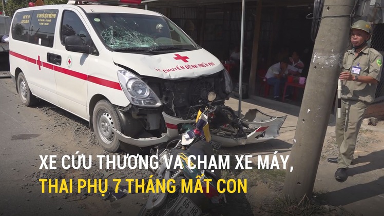 Xe cứu thương va chạm xe máy, thai phụ 7 tháng mất con