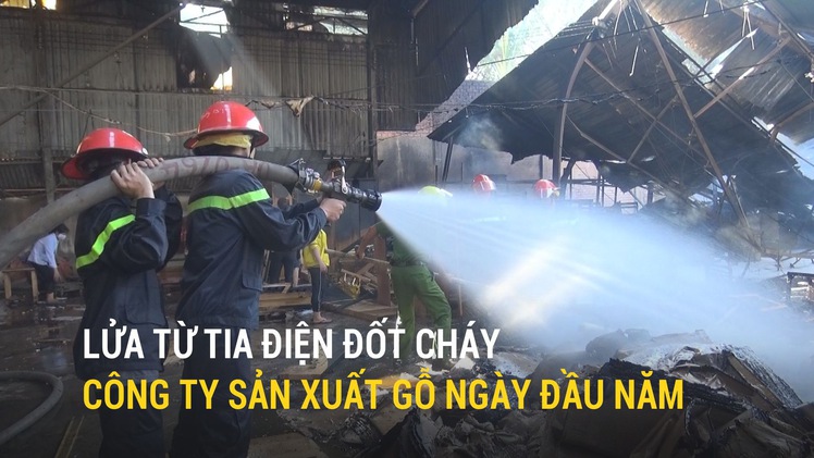 Lửa từ tia điện đốt cháy công ty sản xuất gỗ ngày đầu năm