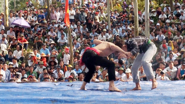 Dân leo núi xem trai làng đấu vật ở lễ hội đền Vua Mai