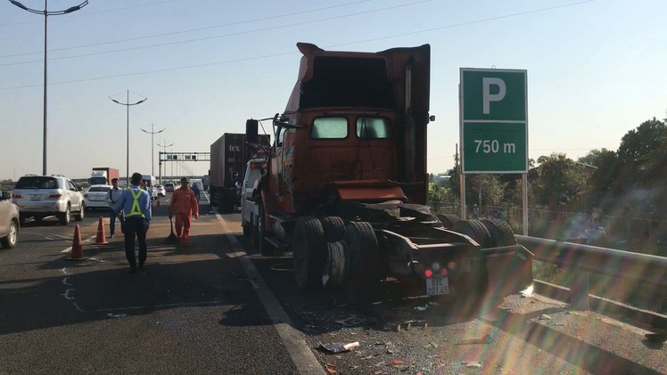 Tai nạn xe container trên cao tốc TP.HCM - Trung Lương, chủ xe tử vong