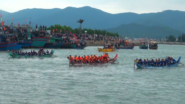 Hàng vạn người chen chân bên bờ sông xem đua thuyền ở lễ hội Đền Cờn, Nghệ An