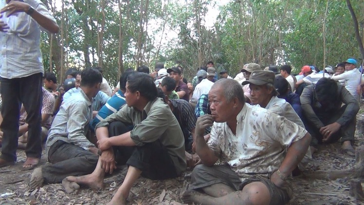 Cảnh sát lội sông triệt phá trường gà khủng khu vực biên giới biển