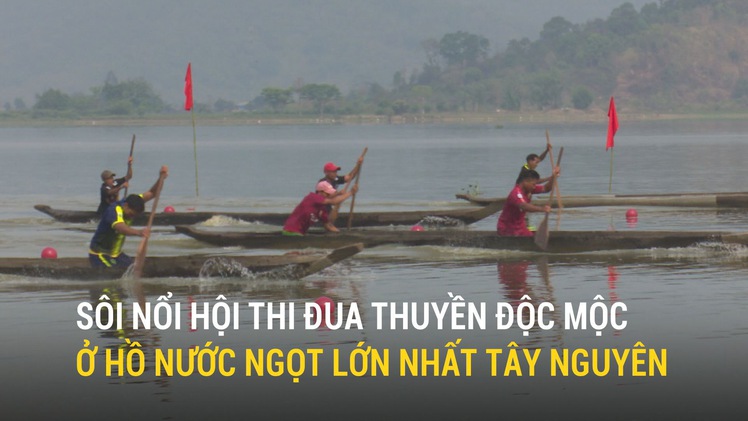 Sôi nổi Hội thi đua thuyền độc mộc ở hồ nước ngọt lớn nhất Tây Nguyên