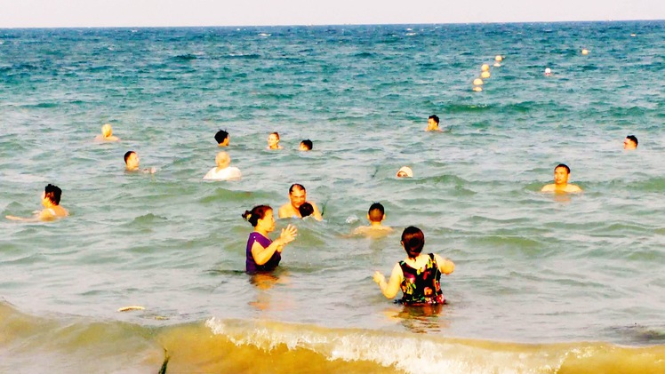 Nhiều du khách vẫn tắm ngoài khu vực an toàn trên bãi biển Nha Trang