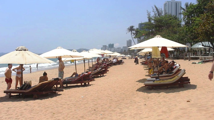 Chấm dứt đặt dù, ghế trên bãi biển Nha Trang
