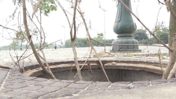 Hàng loạt nắp cống thoát nước bị mất trên đường Trường Sa, TP Quảng Ngãi