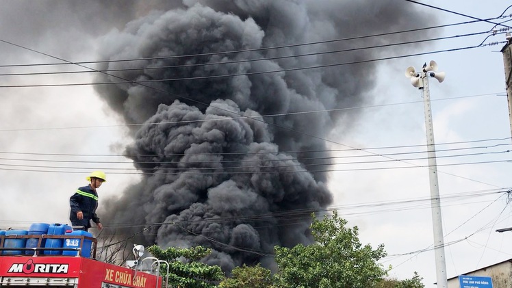 Cháy lớn ở kho hóa chất, cột khói bốc cao hàng trăm mét