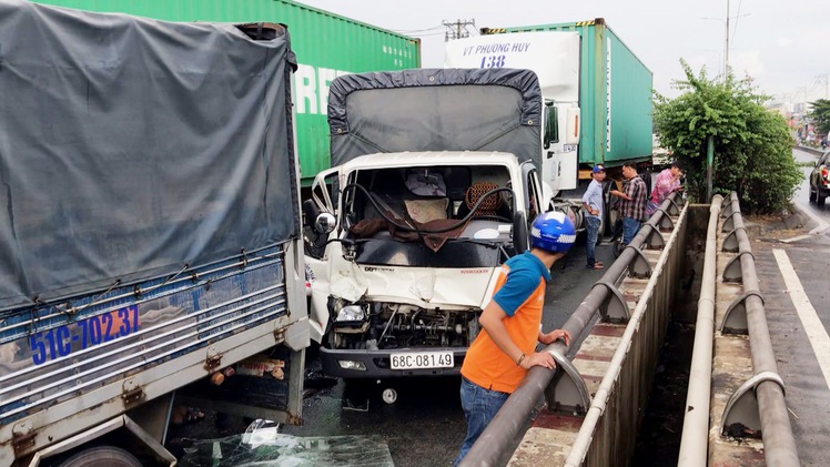 Container gây tai nạn liên hoàn trên Quốc lộ 1