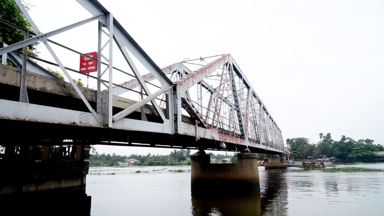 Tin nóng 24h: Người dân tiếc nuối “chia tay” cầu sắt Phú Long