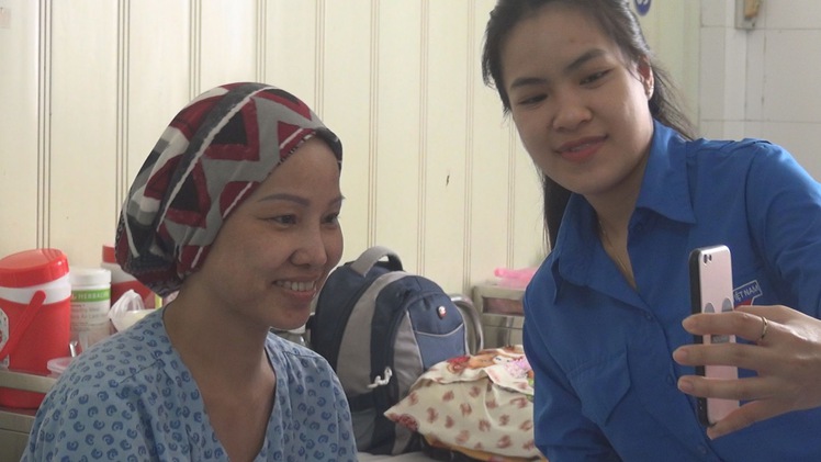 Bệnh viện Từ Dũ tặng nón cho bệnh nhân ung thư