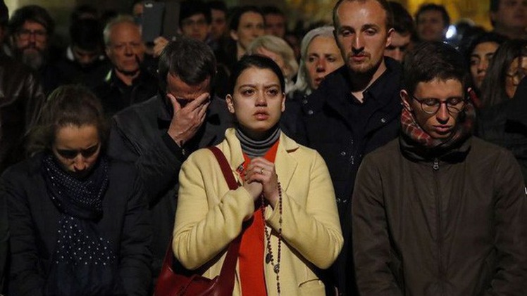 Người dân tập trung cầu nguyện trước nhà thờ Đức Bà Paris