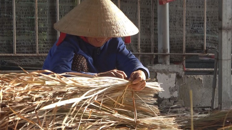 Gặp những người làm nghề đan tranh