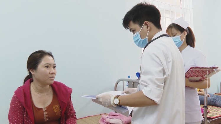 Hàng chục công nhân nhập viện nghi ngộ độc thực phẩm tại Quảng Ngãi
