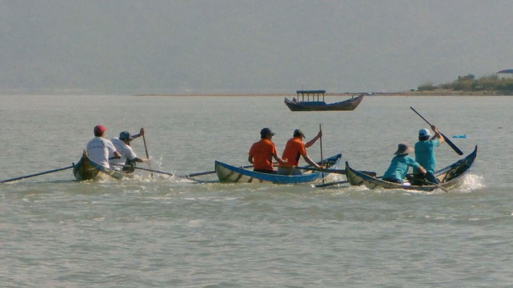 Độc đáo lễ hội đua xuồng 2 lá của ngư dân làng biển Khánh Hòa